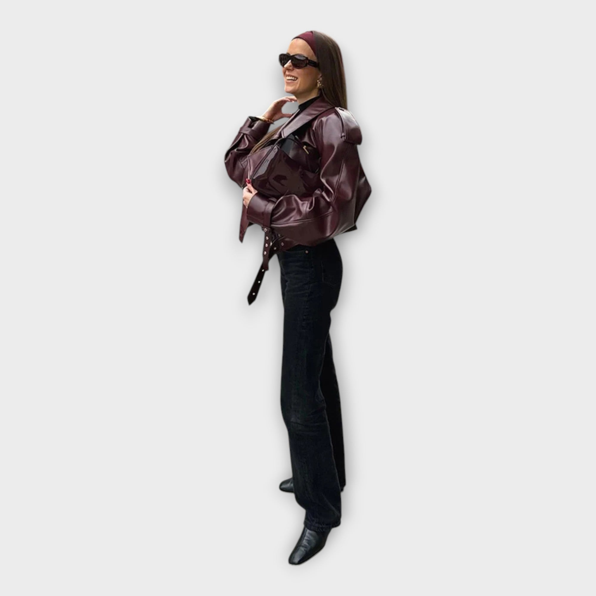 Chaqueta de cuero con cinturón y detalles modernos