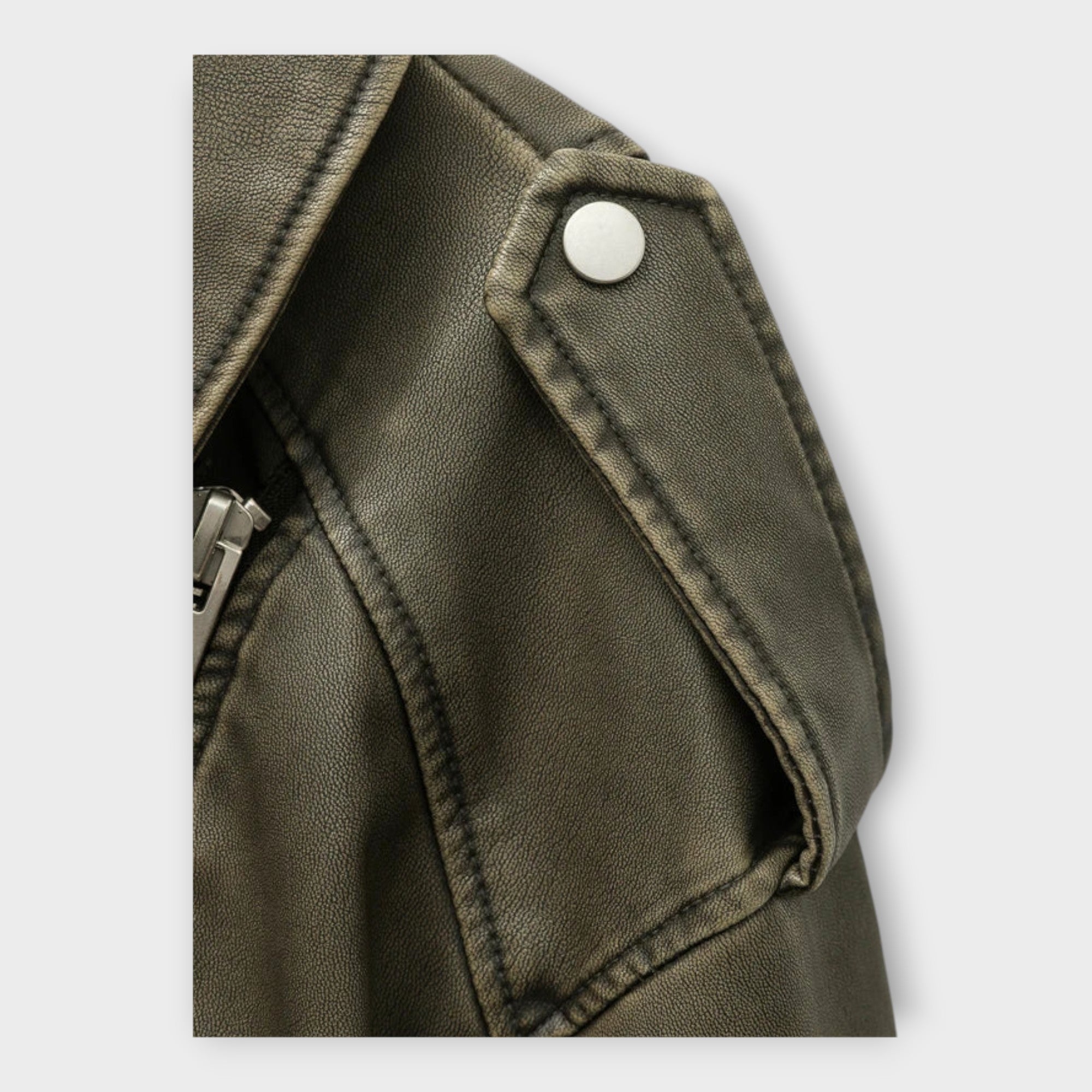 Moderna chaqueta corta de cuero con cinturón y estética sofisticada