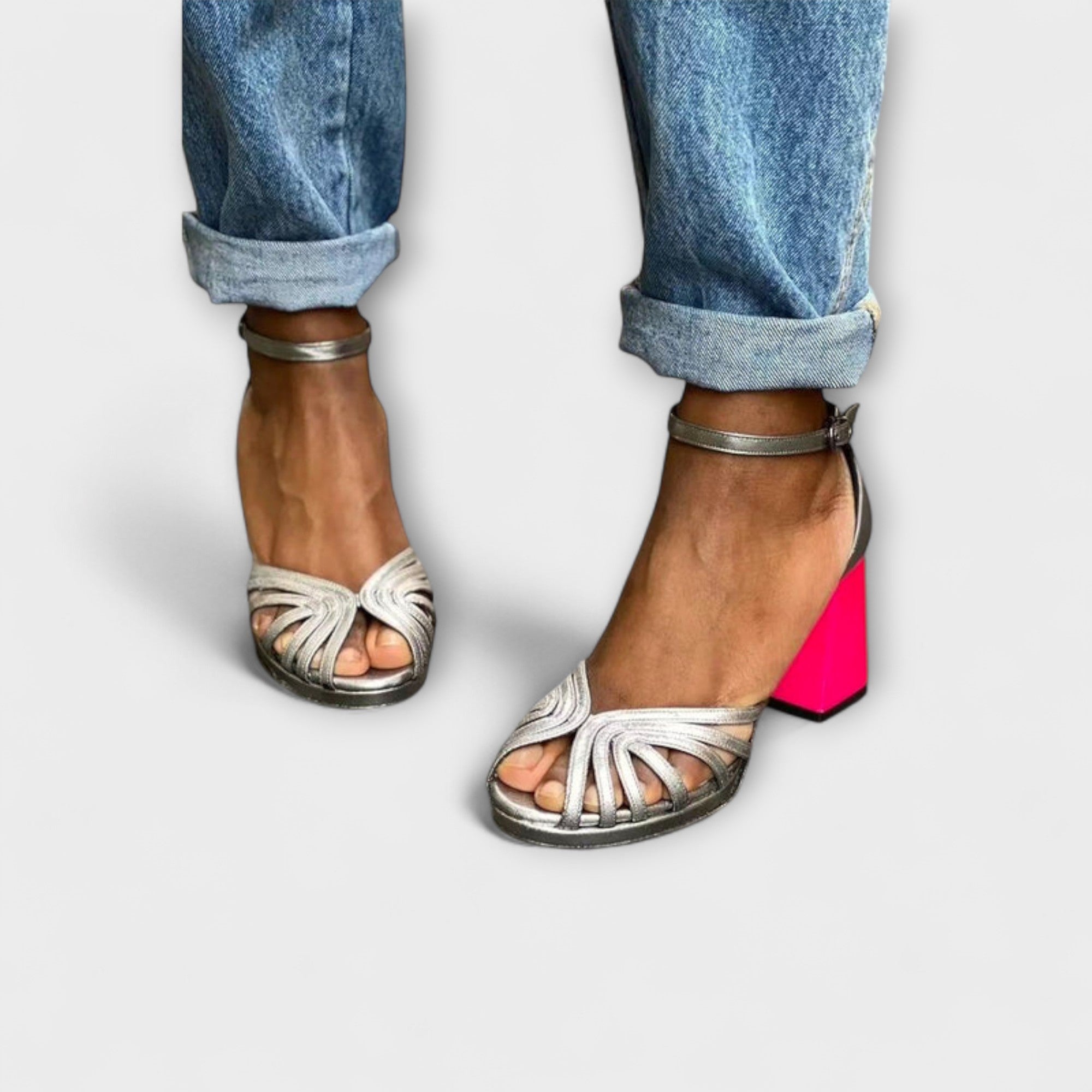 Sandalias Metalizadas con Tacón Fucsia