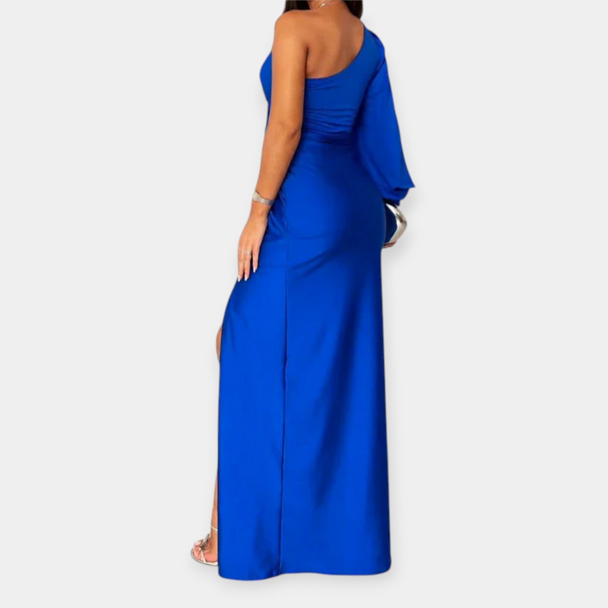 Vestido largo de un hombro con abertura