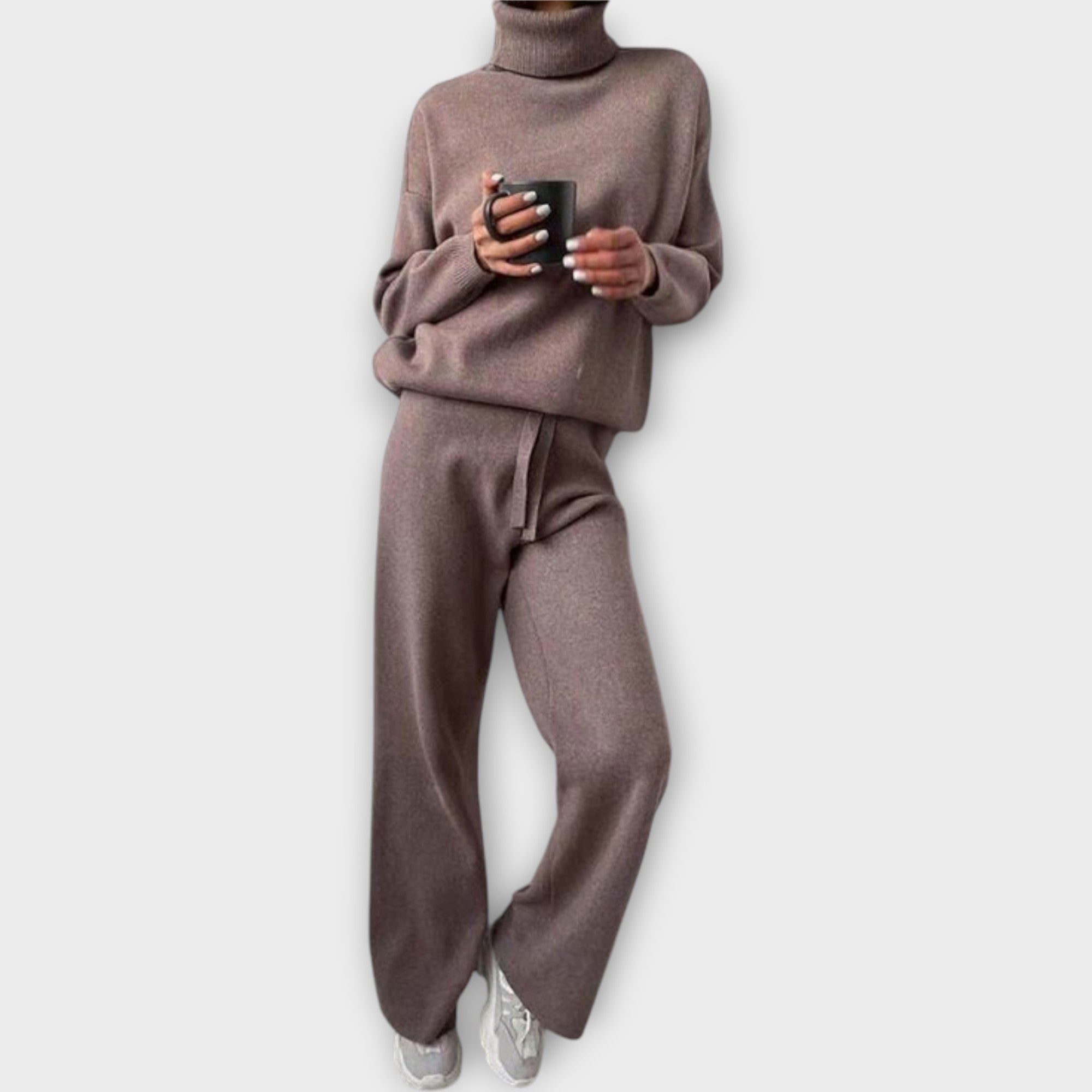 Conjunto con cuello alto y línea relajada