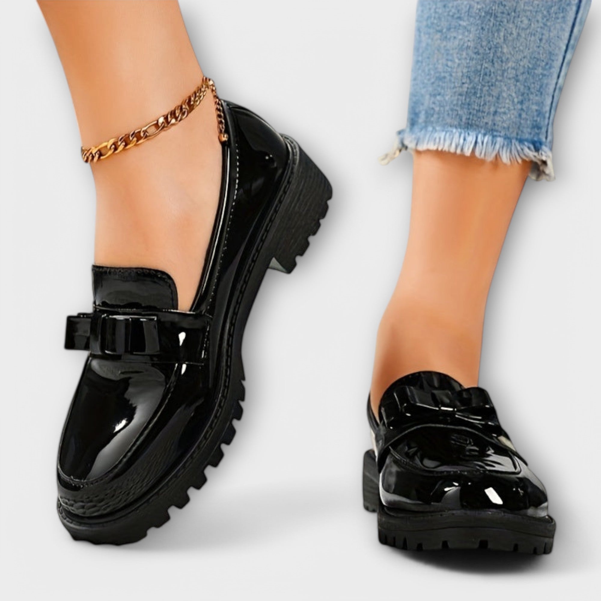 Mocasines negros con lazo de charol para mujer