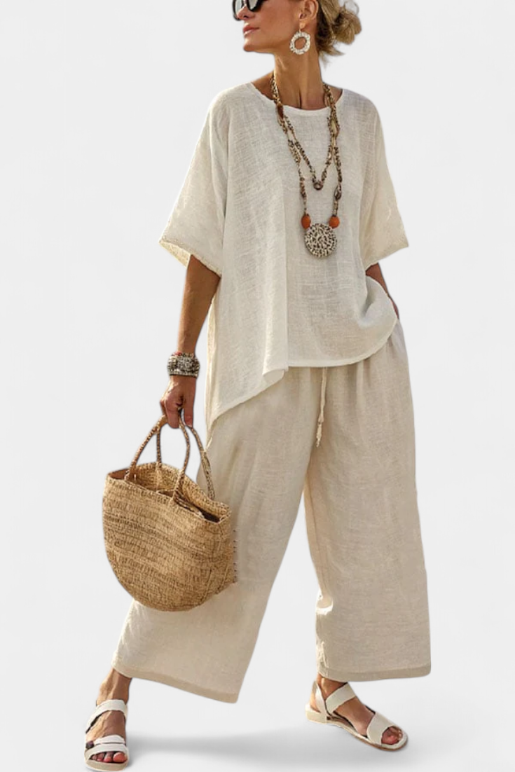 Mono minimalista Daisy en tonos naturales con blusa oversize y pantalón ancho para un estilo sencillo y elegante.