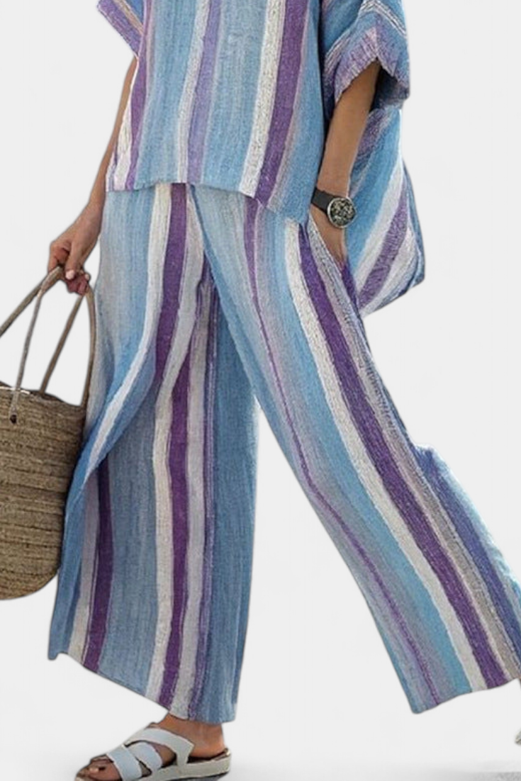 Elegante conjunto de rayas Daisy en tonos malva y azul claro para un look sofisticado.