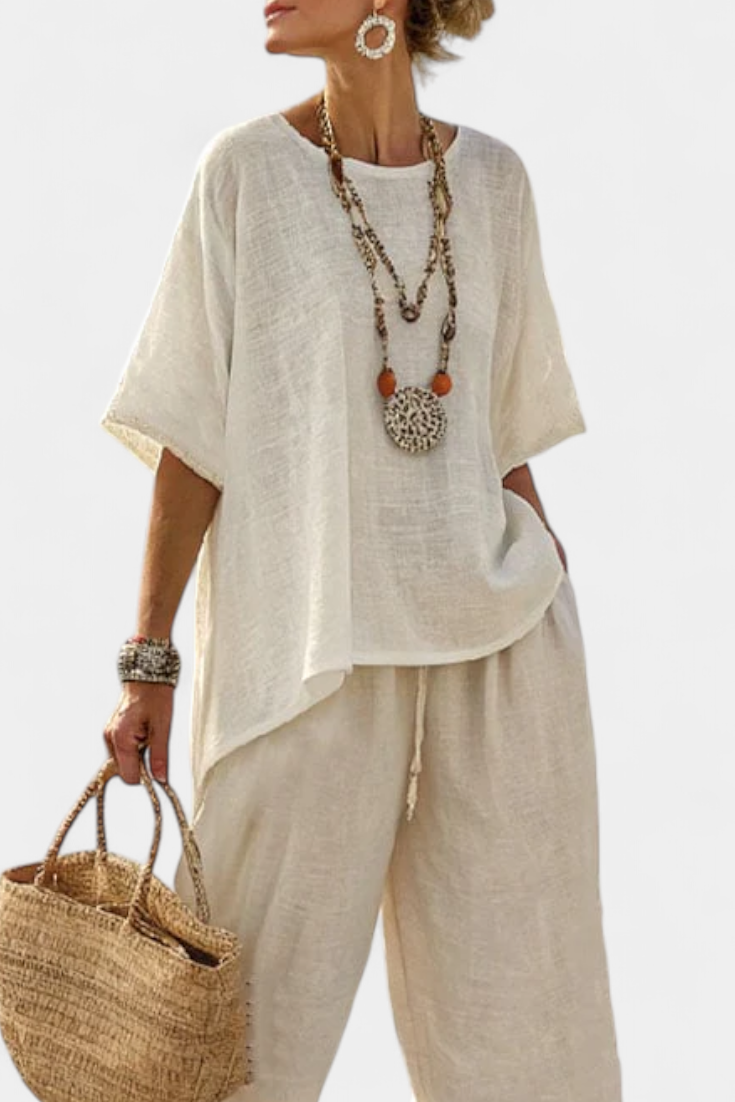 Mono minimalista Daisy en tonos naturales con blusa oversize y pantalón ancho para un estilo sencillo y elegante.
